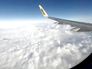 Видео: Молодая пара развратников занялась оральным сексом в самолете